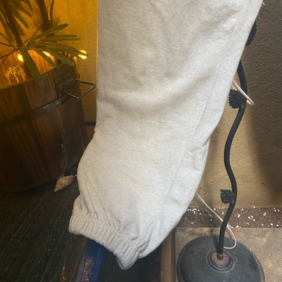 Woman’s Cinch Bottom Sweatpants. Size -M-L - Picture 9 of 16